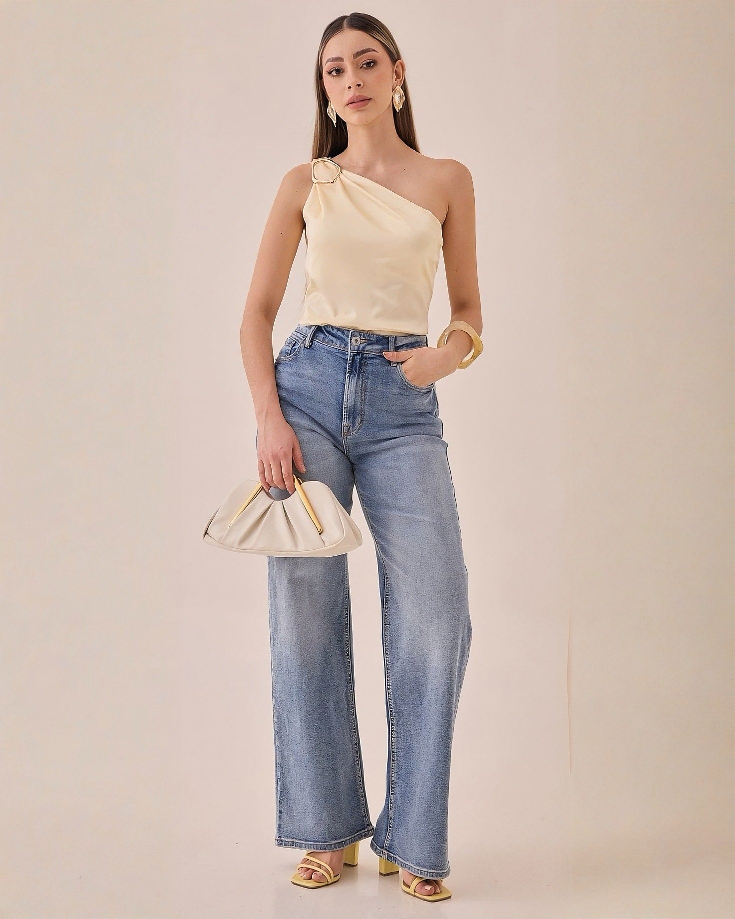 Blusa Satinada Un Hombro Hebilla Dorada