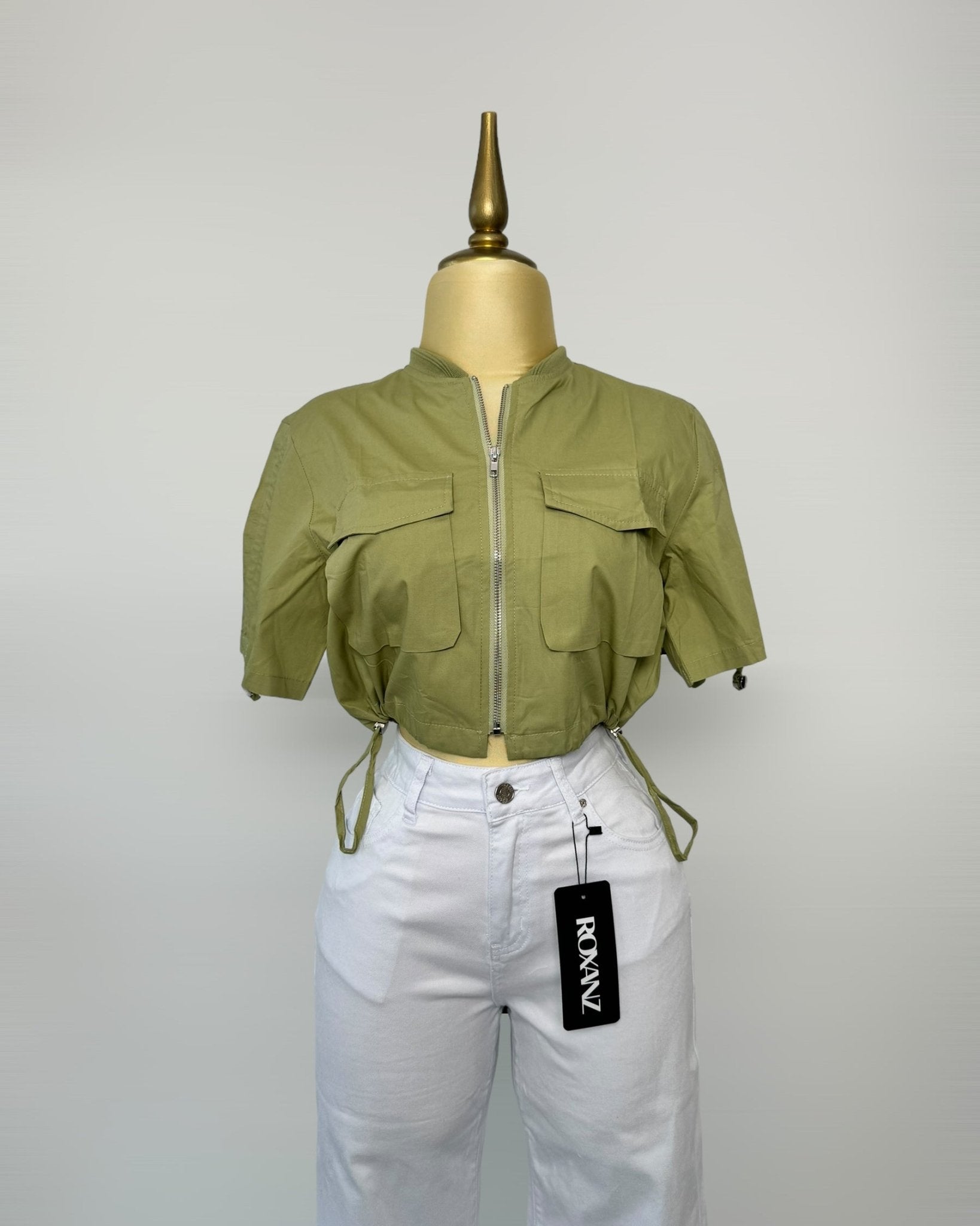 Blusa Casual Corta con Cierre Frontal Disponible en Colores de Tendencia - Roxanz