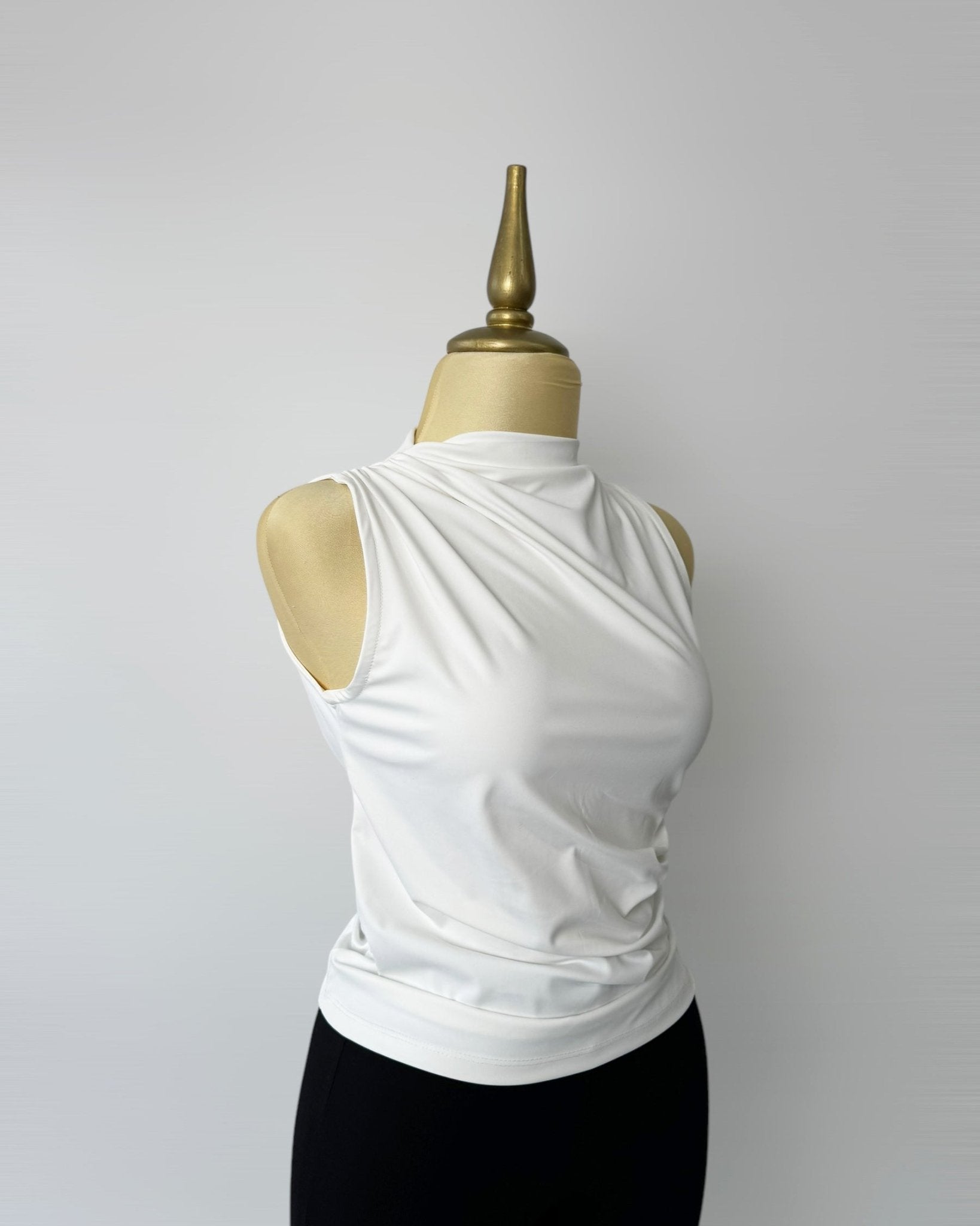 Blusa Sofisticada Blanca de Hombro Descubierto y Cuello Asimétrico para Mujer - Roxanz