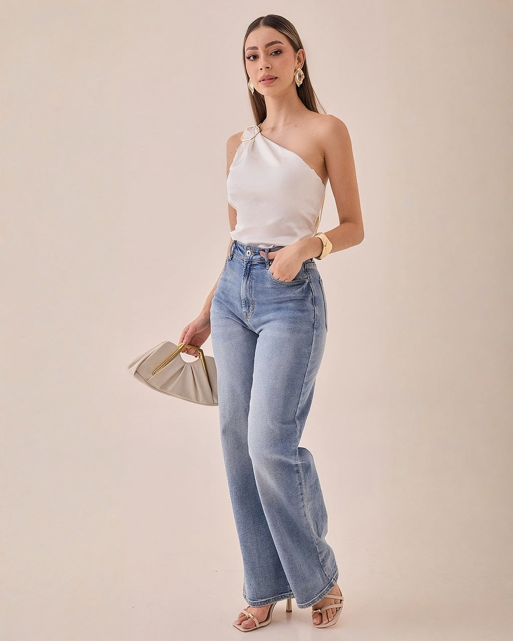 Blusa Satinada Un Hombro Hebilla Dorada