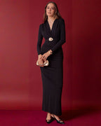 Vestido Largo Elegante con Escote Profundo y Detalle Dorado