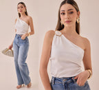 Blusa Satinada Un Hombro Hebilla Dorada