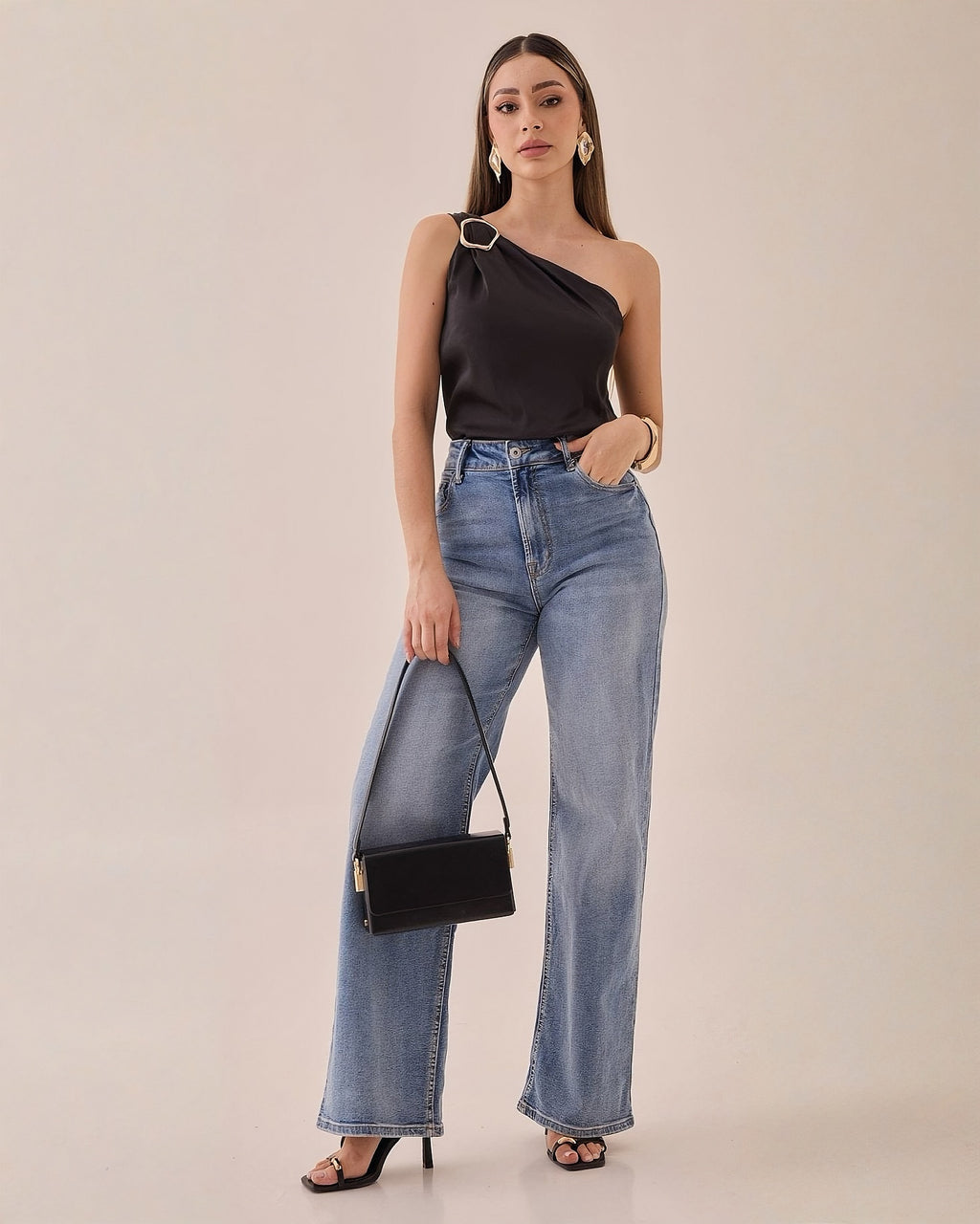 Blusa Satinada Un Hombro Hebilla Dorada