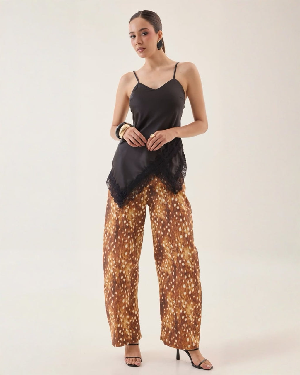 Blusa Satinada Encaje Asimétrica