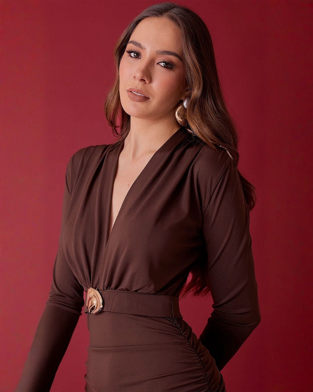 Vestido Largo Elegante con Escote Profundo y Detalle Dorado