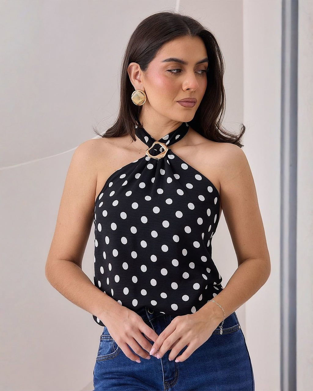 Blusa con Lunares y Broche Dorado