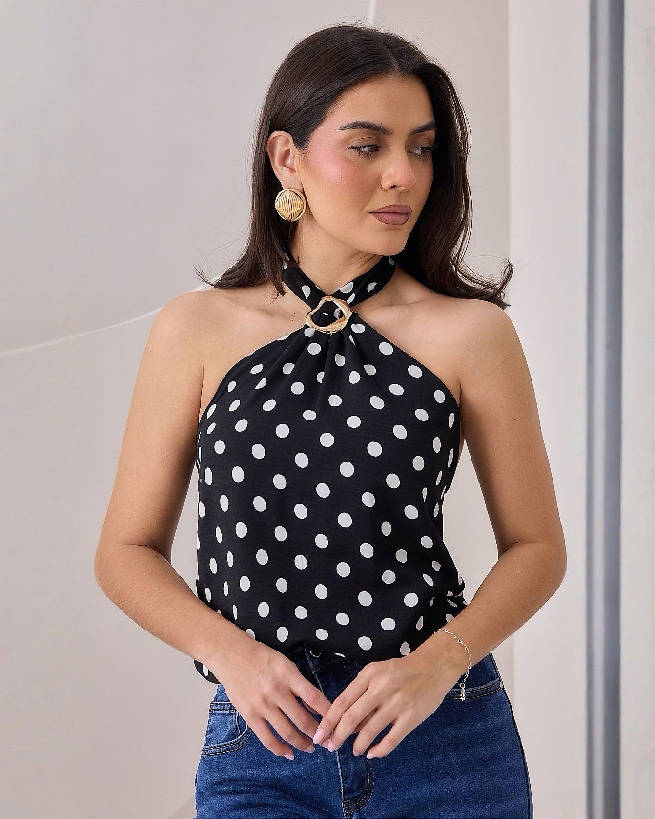 Blusa con Lunares y Broche Dorado