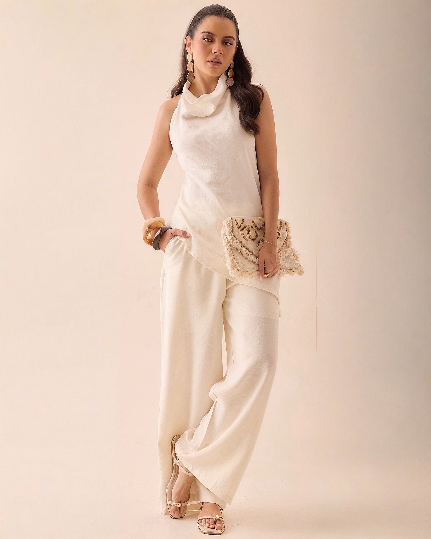 Blusa Cuello Alto Asimétrica