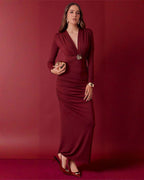 Vestido Largo Elegante con Escote Profundo y Detalle Dorado