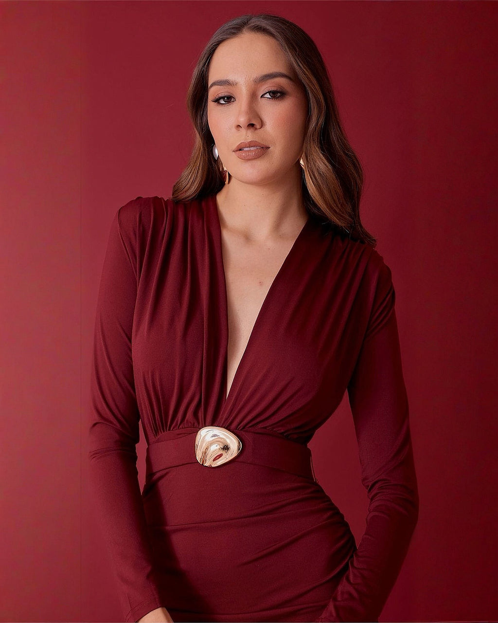 Vestido Largo Elegante con Escote Profundo y Detalle Dorado