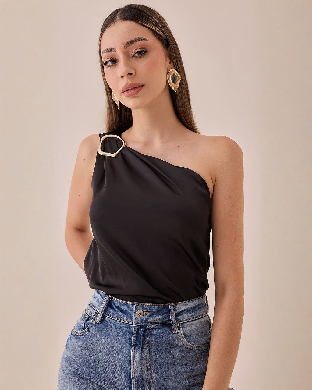 Blusa Satinada Un Hombro Hebilla Dorada