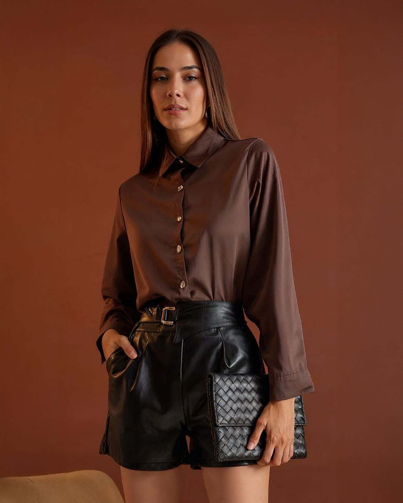 Camisa Satinada Con Botones Dorados
