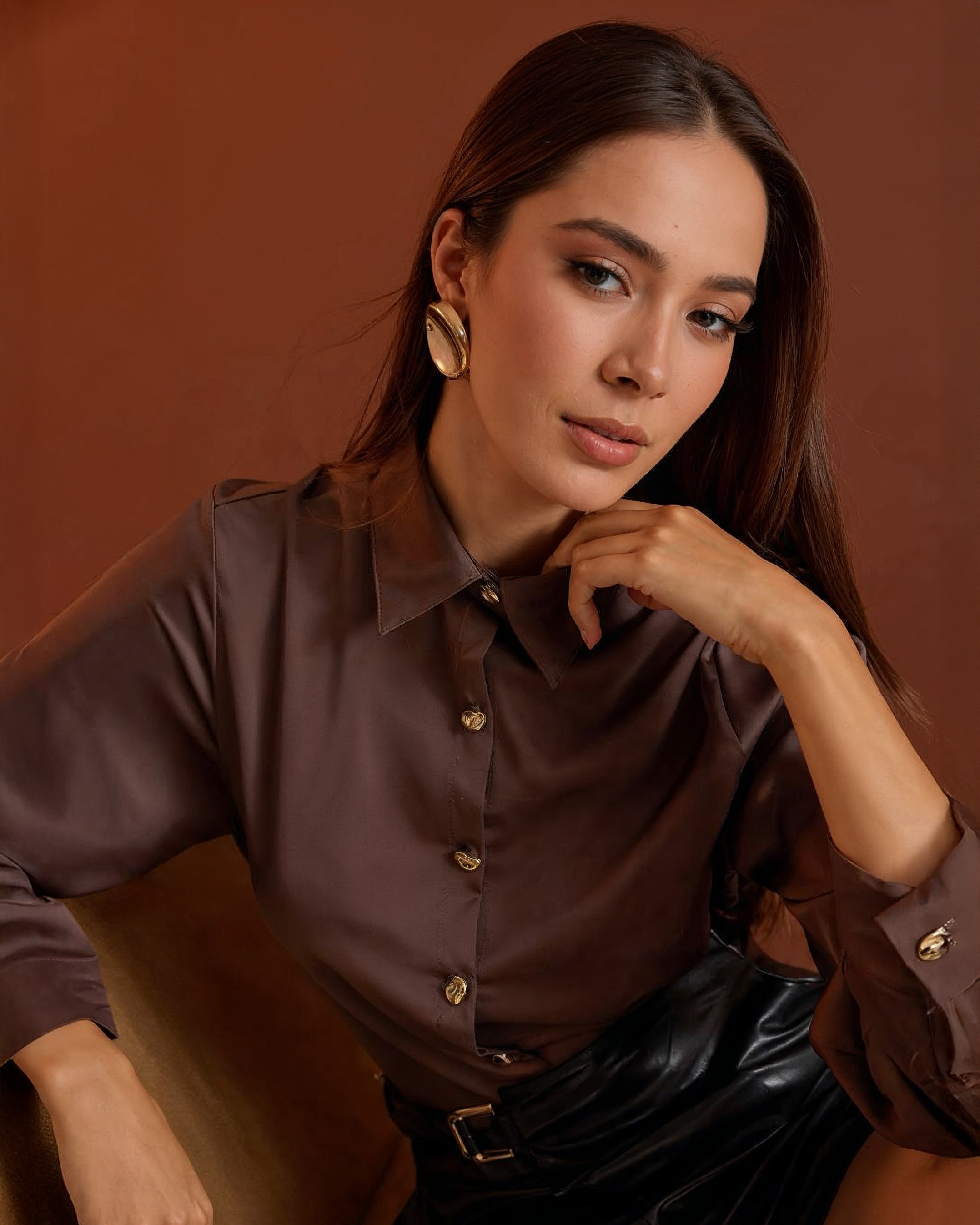 Camisa Satinada Con Botones Dorados