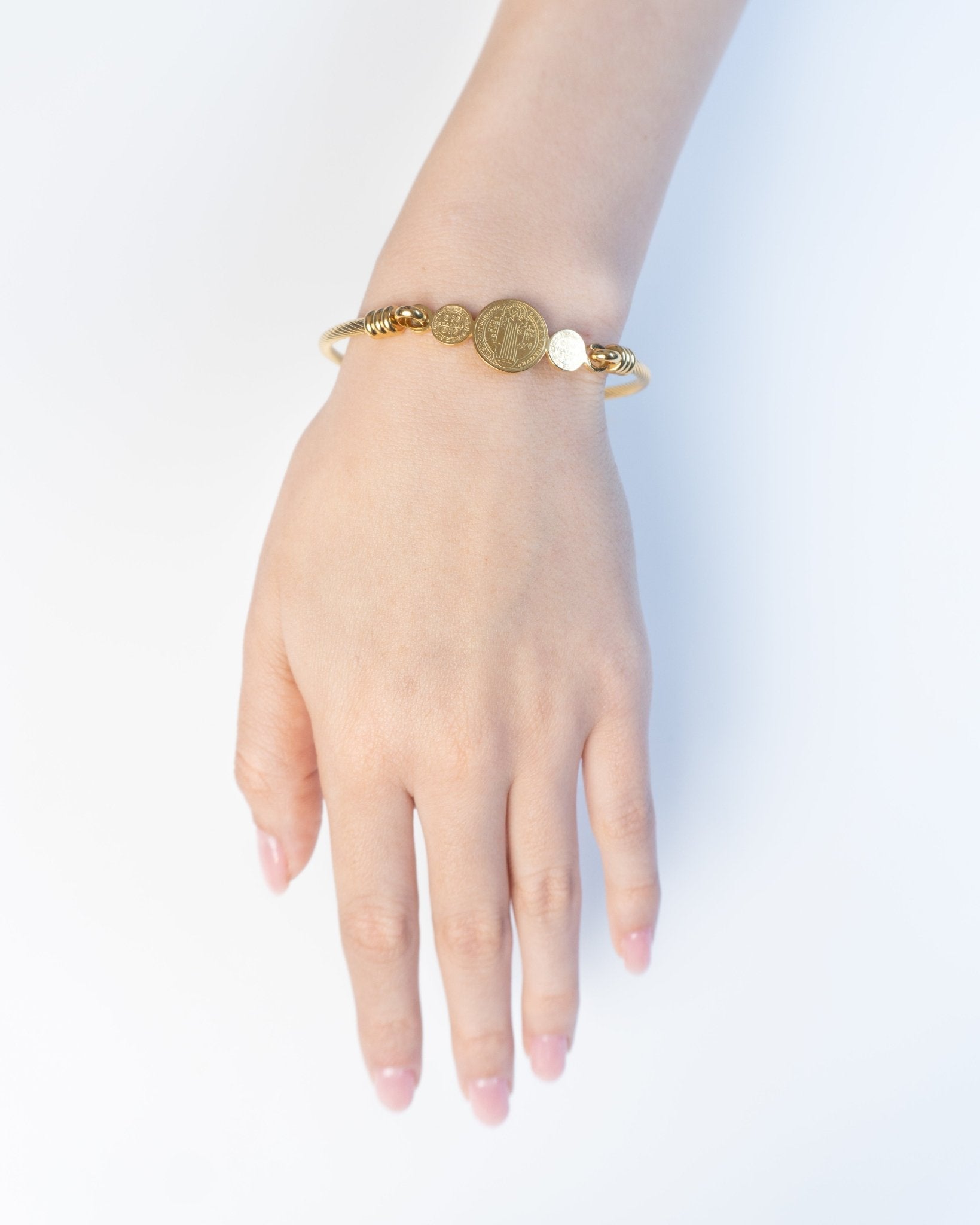 Pulsera Brazalete Dorado de Acero Inoxidable con Tres Discos Elegantes - Roxanz