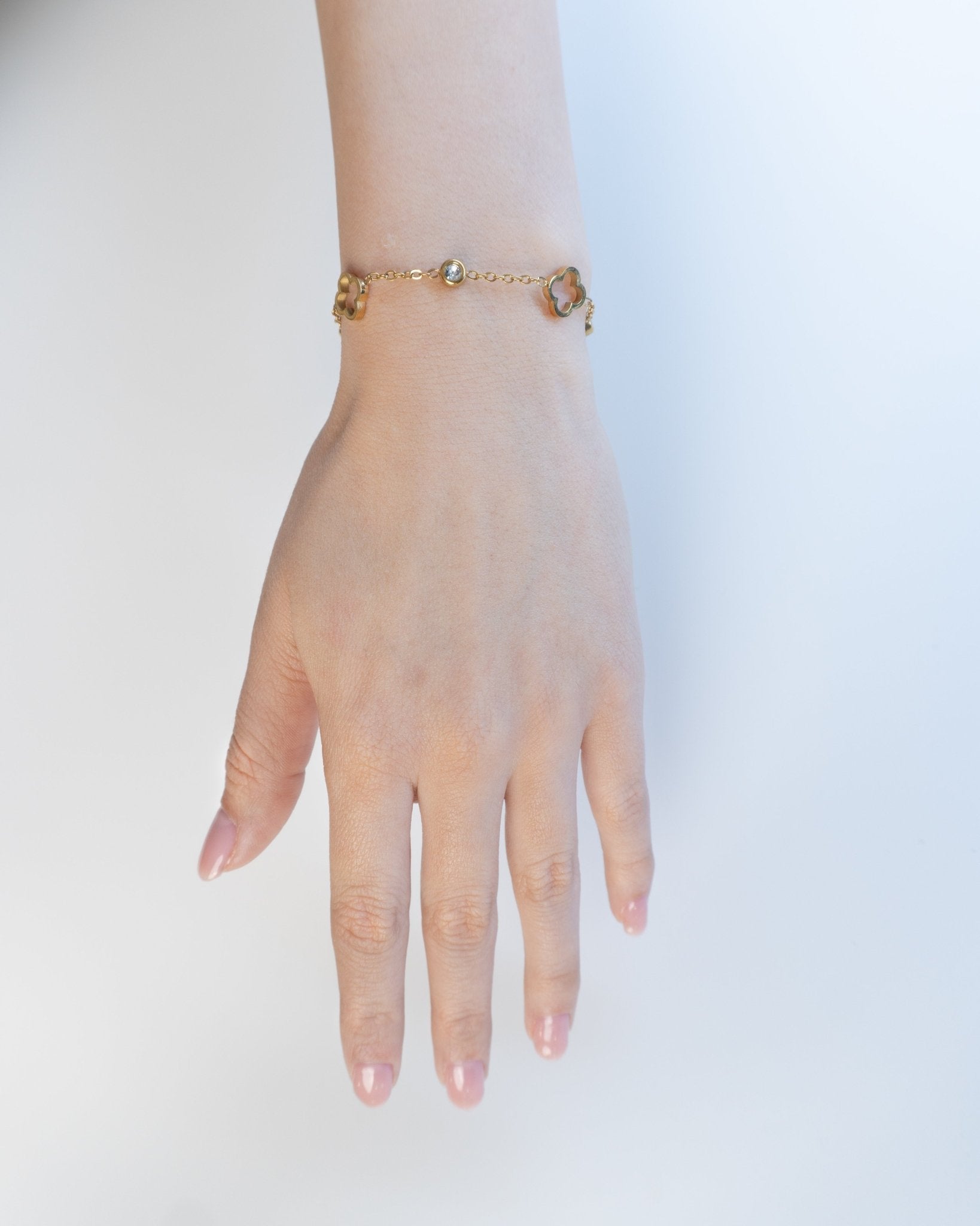 Pulsera de Acero Titanio con Dije de Hoja de Trébol en Oro 18k y Circonitas, Elegante para Mujer - Roxanz