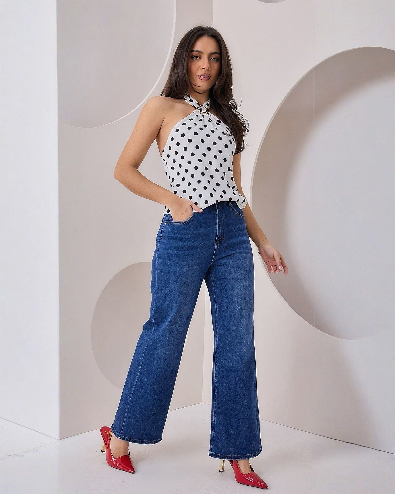 Blusa con Lunares y Broche Dorado