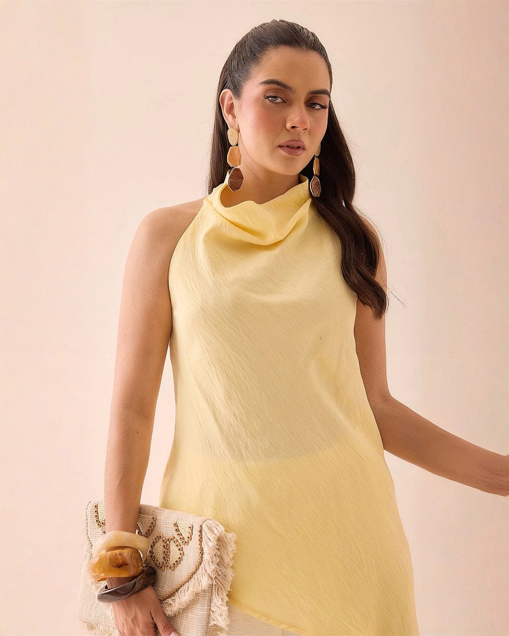 Blusa Cuello Alto Asimétrica