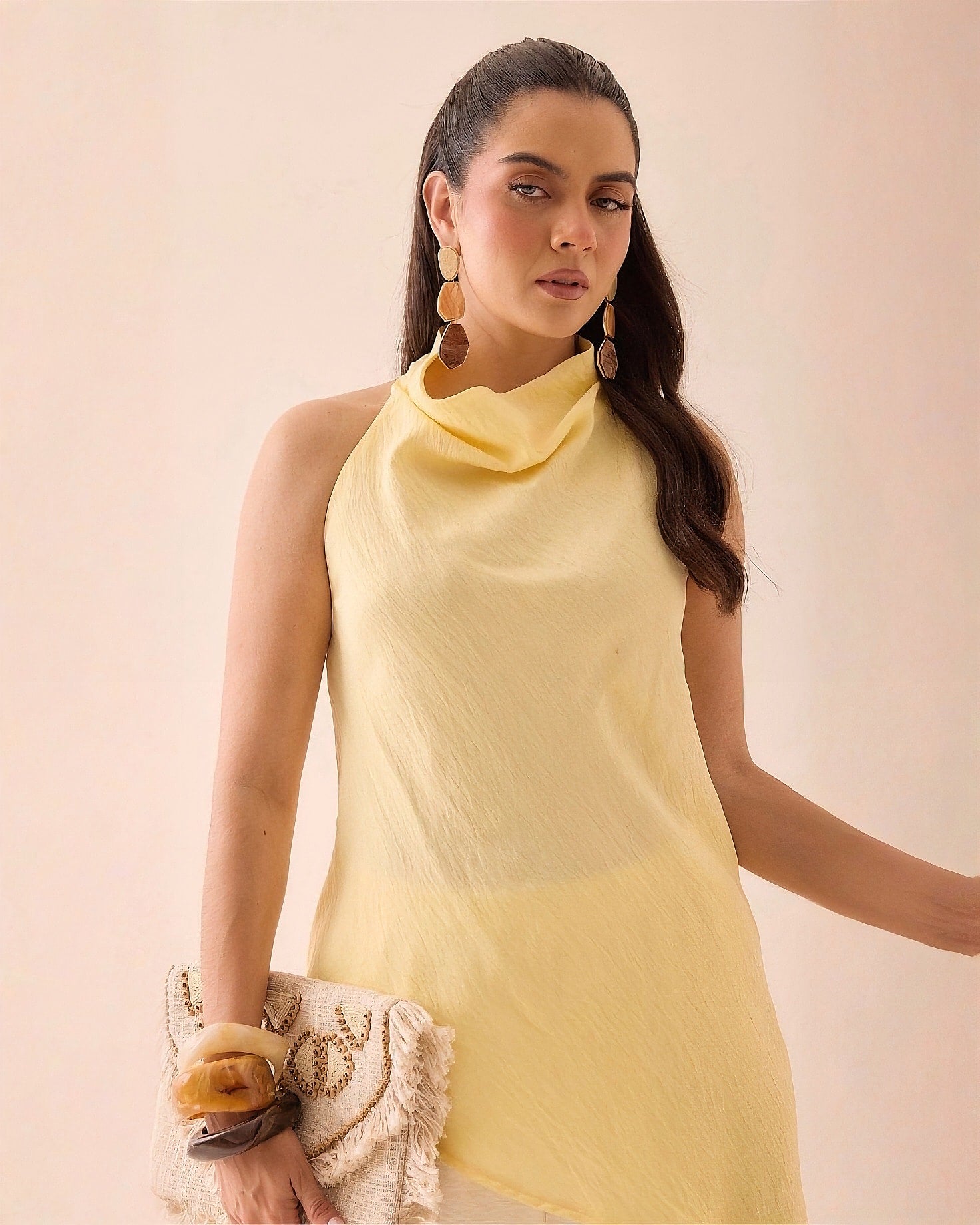 Blusa Cuello Alto Asimétrica