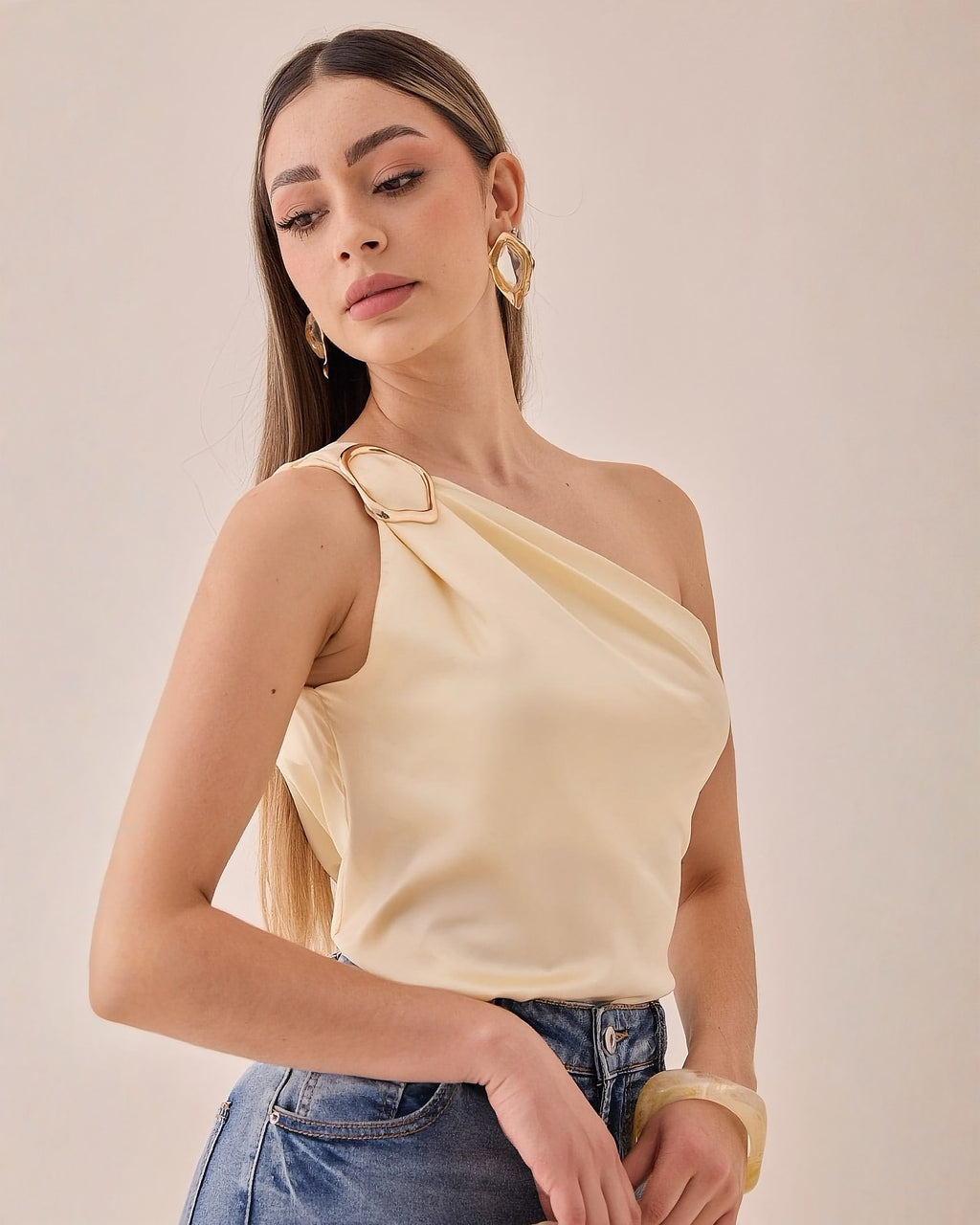Blusa Satinada Un Hombro Hebilla Dorada