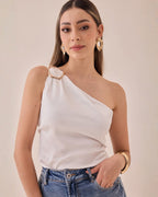 Blusa Satinada Un Hombro Hebilla Dorada