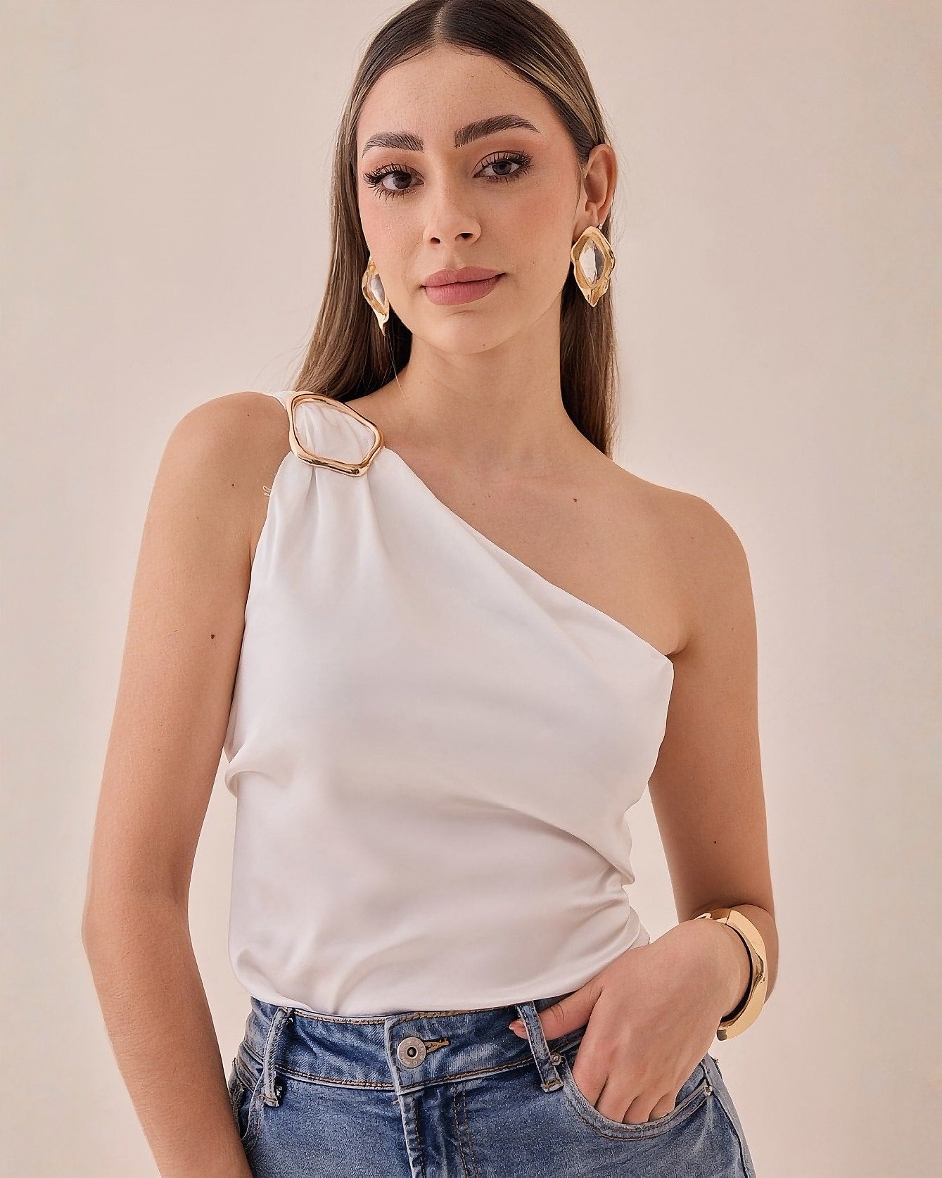 Blusa Satinada Un Hombro Hebilla Dorada
