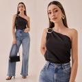 Blusa Satinada Un Hombro Hebilla Dorada