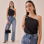 Blusa Satinada Un Hombro Hebilla Dorada