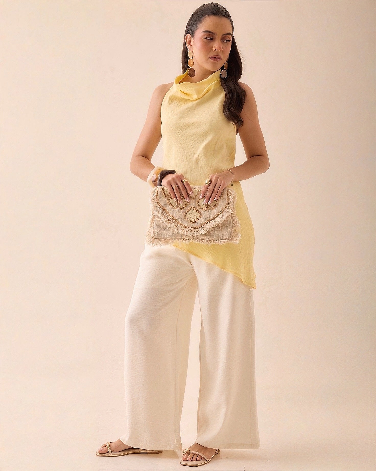 Blusa Cuello Alto Asimétrica