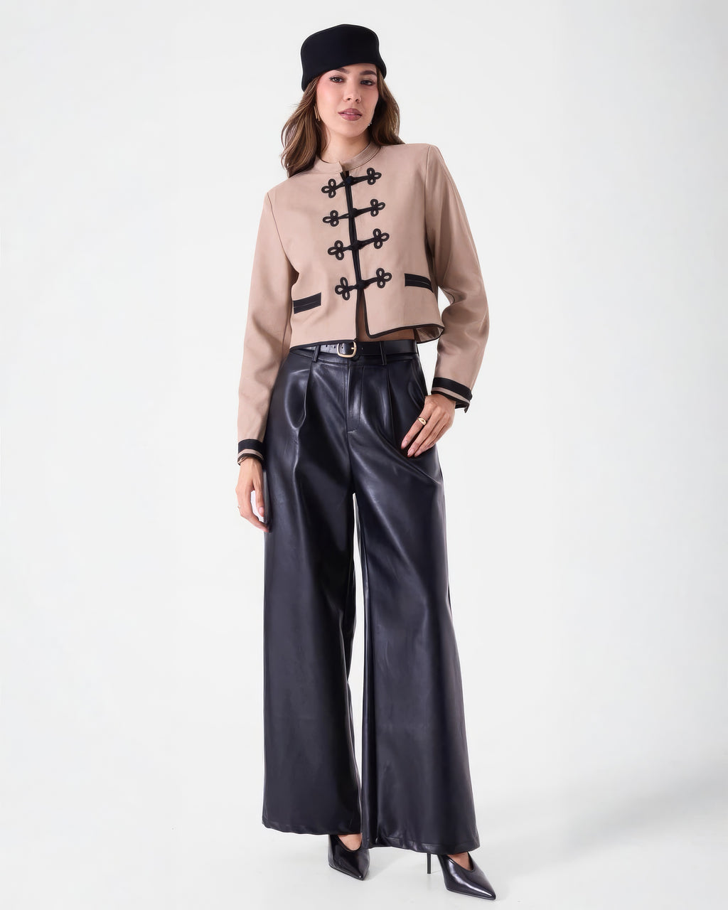 Chaqueta Corto Beige Detalle Negro