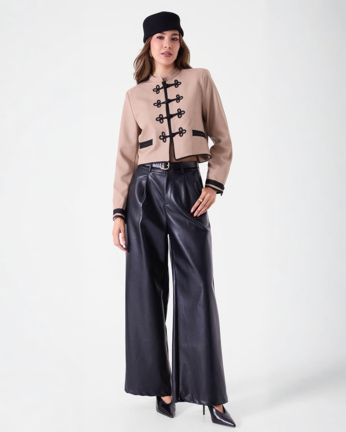 Chaqueta Corto Beige Detalle Negro