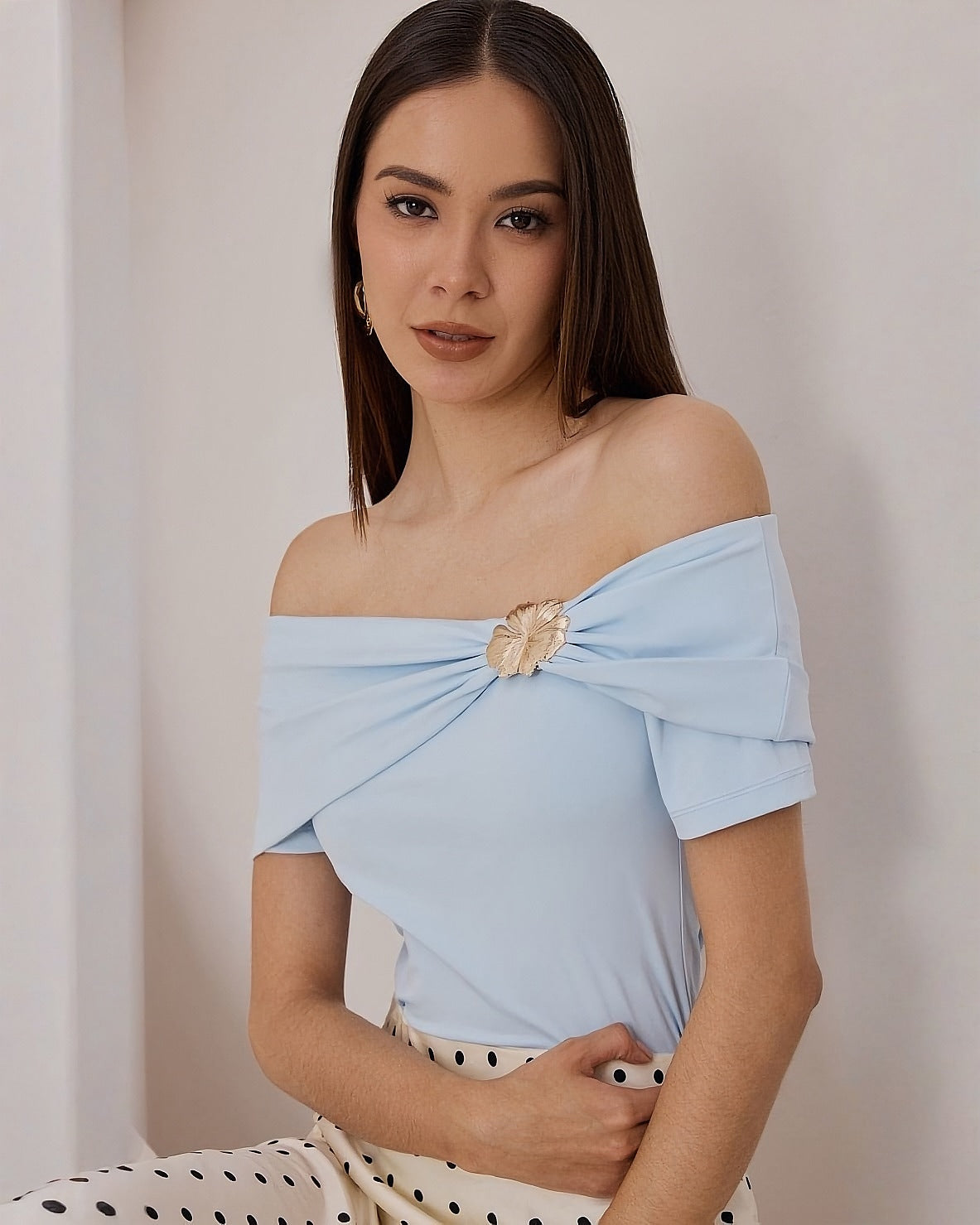 Blusa Hombros Caídos Broche