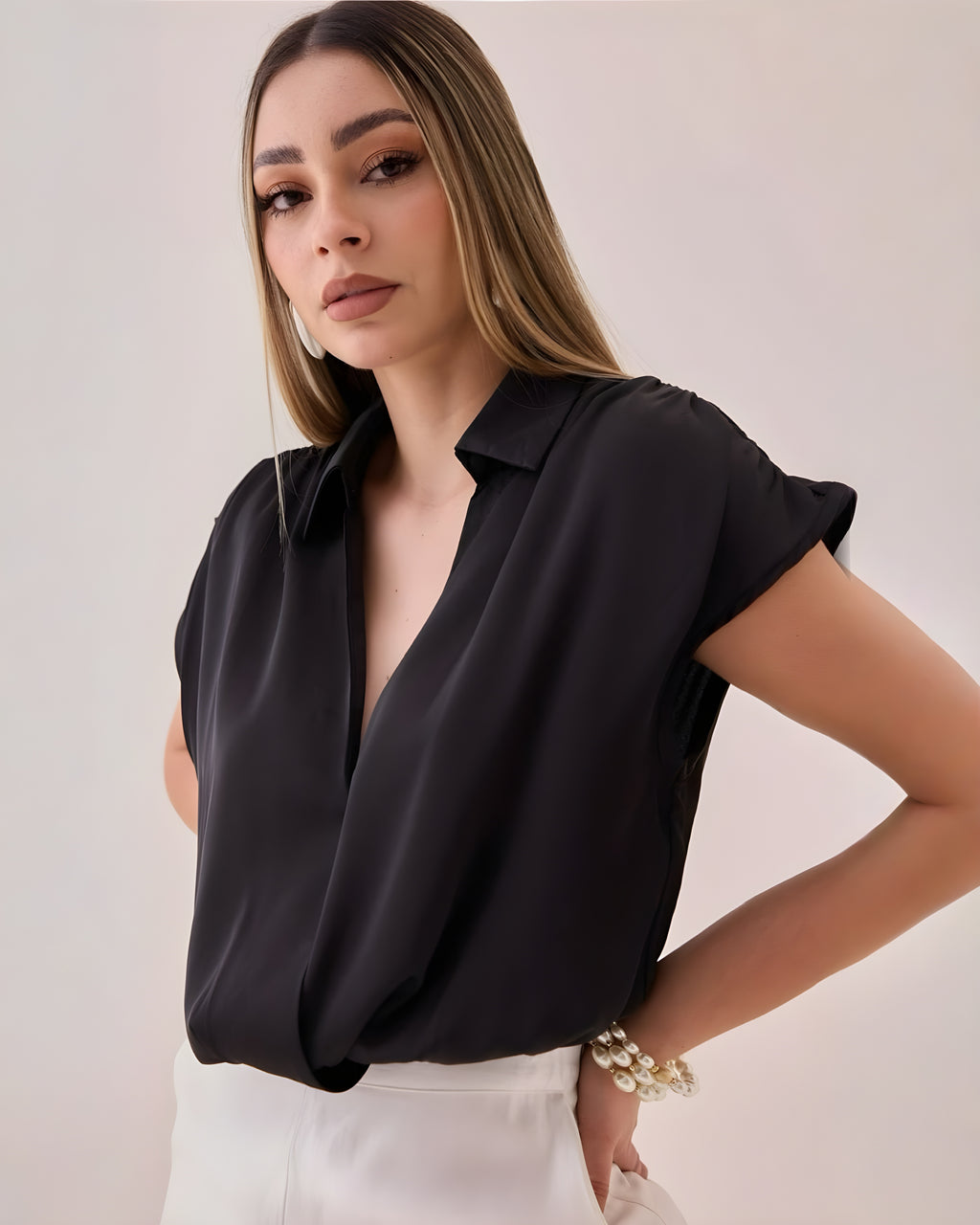 Blusa Satinada Corte Relaxed Blanco Negro