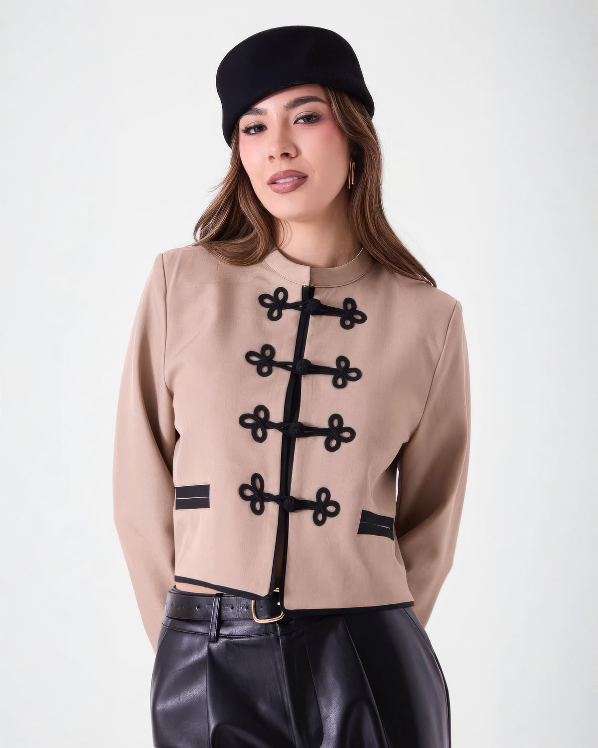 Chaqueta Corto Beige Detalle Negro